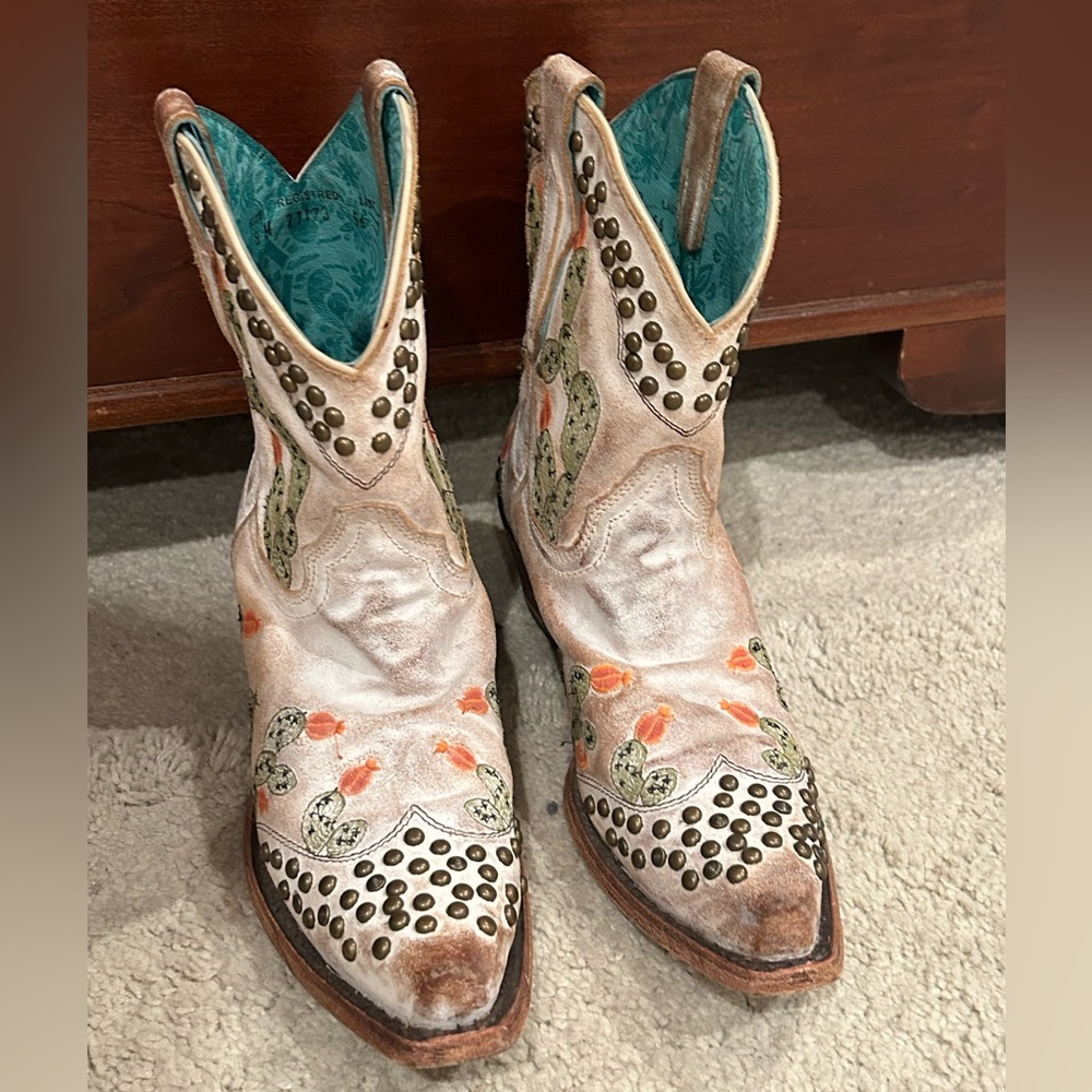 MOVING SALE Corral Boots Cactus C3498